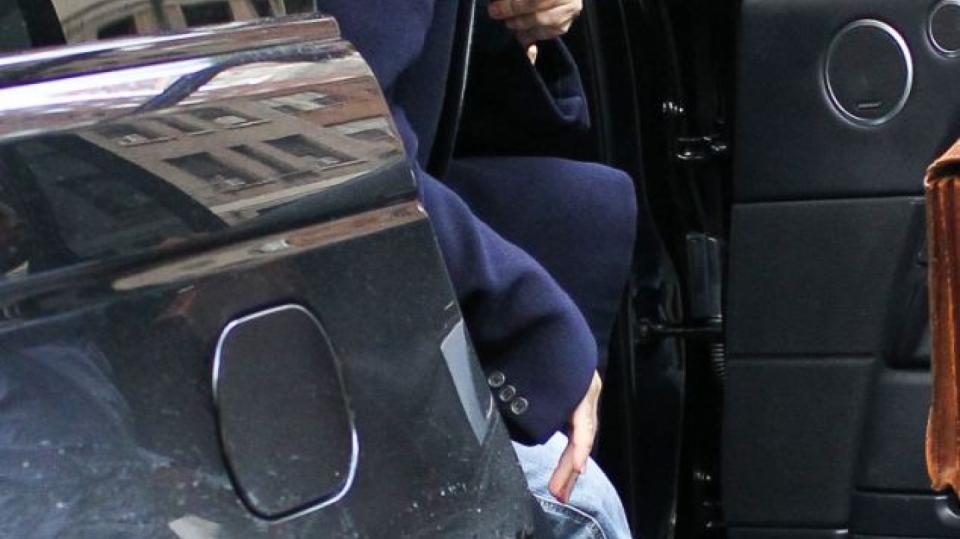 To byly nervy! Jedna cigaretka na uklidnění :-) Cowell si totiž dal předsevzetí, že před narozením syna přestane kouřit, ale teď tvrdí, že si místo toho doma zařídí “kuřácký pokoj”
